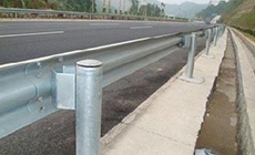 下麵就給大家介紹一下高速公路上常見的幾種護欄和特